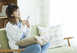 スマホを持つ女性