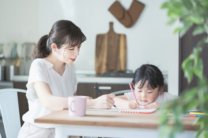 子どもに年賀状の書き方・マナーを教えよう！小学生のためのルール解説イメージ写真