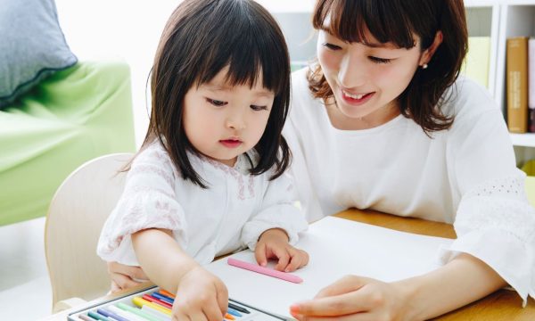 【2025巳年】子どもと年賀状を手作りしよう！楽しいアイデアをご紹介